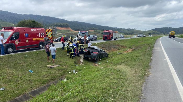 Toyota capotou na vala central da BR 470 em Ilhota (Foto: Divulgação PRF)