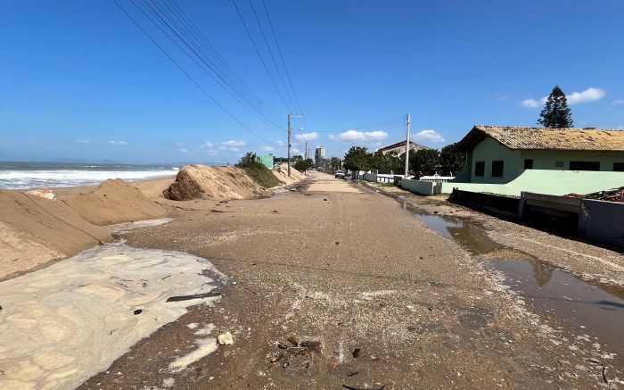 Prefeitura quer construir molhes para conter avanço do mar e ganhar faixa de areia (Foto: Divulgação PMBV)