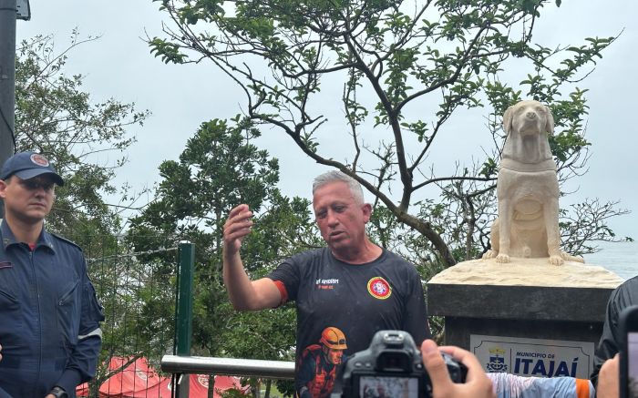 Monumento foi inaugurado na Praça do Mima, onde o cão foi treinado (Foto: Camila Diel)