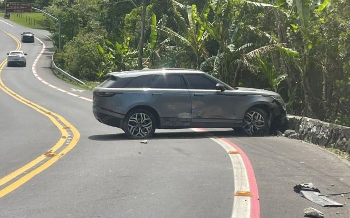 Land Rover ficou com a frente detonada após bater em mureta na Interpraias (Foto: Divulgação PMBC)