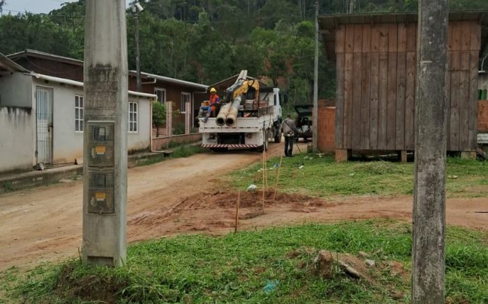 Legenda: Moradores de loteamento denunciam que estão sem energia enquanto postes são instalados apenas para atender uma fazenda (Foto: Leitor)