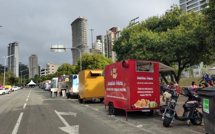 Food-trucks da praça da Beira Rio tiveram um domingo de muito movimento (Foto: Fran Marcon)