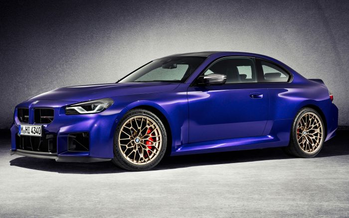 O BMW M2 CS chega em lote limitado a 30 unidades no Brasil, com preço de R$ 980.950 (Foto: Divulgação)