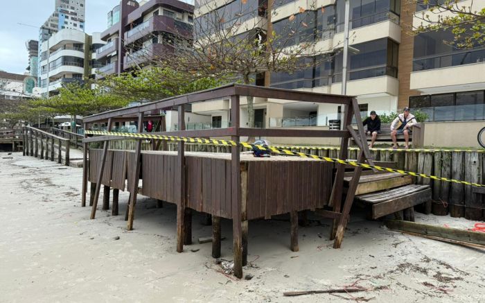 Estrutura dos deques e quiosques foi danificada pelo avanço das ondas (Foto: Divulgação/PMI)