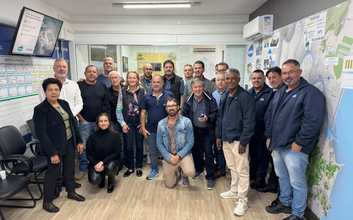 Entre os projetos, representantes dos moradores conheceram o da nova adutora que vai aumentar a vazão em toda a cidade (Foto: Divulgação/Semasa)