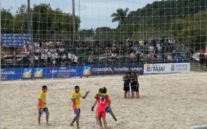 Legenda: Os meninos da base colombiana ultrapassaram o Peru de virada (Foto: Bruna Amorim)