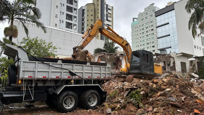 Um dos imóveis já está completamente no chão (Foto: Bruna Amorim)