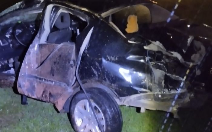 Peugeot ficou no pátio da empresa após motorista perder o controle na rodovia (Foto: Divulgação CBMSC)