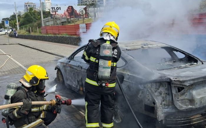 Dois caminhões de combate a incêndio foram deslocados pelos bombeiros para a orla do Itacolomi (Foto: Divulgação CBMSC)