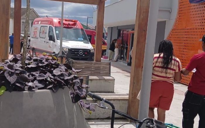 Agência do Itaú fica no centro de Navegantes, ao lado da igreja Matriz  (Foto: Leitor)