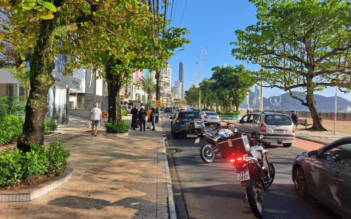 Agentes de trânsito faziam rondas quando se depararam com o acidente (Foto: Divulgação/GMBC)