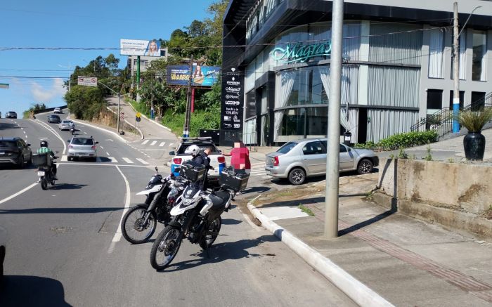Carro foi removido ao pátio (Foto: Divulgação/GMBC)