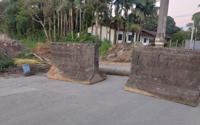 Prefeito é acusado de priorizar obra em frente a uma empresa e ignorar transtornos no bairro (Foto: Leitor)