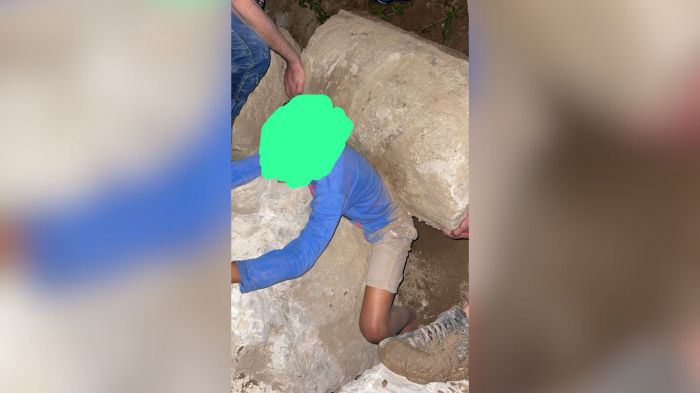 Vizinhos e bombeiros trabalharam juntos pra resgatar o garoto (Foto: CBMSC)