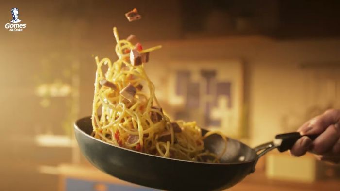 A dupla de sucesso virou trio: atum, macarrão e fãs (Foto: Divulgação)