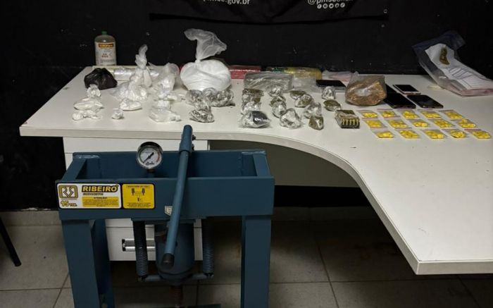 Polícia também apreendeu munições e equipamentos usados no preparo das drogas (Foto: PM/Divulgação)
