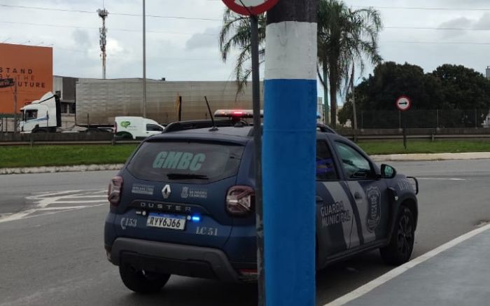 Mesmo com vagas liberadas, GMs optaram por parar em local proibido (Foto: Leitor)