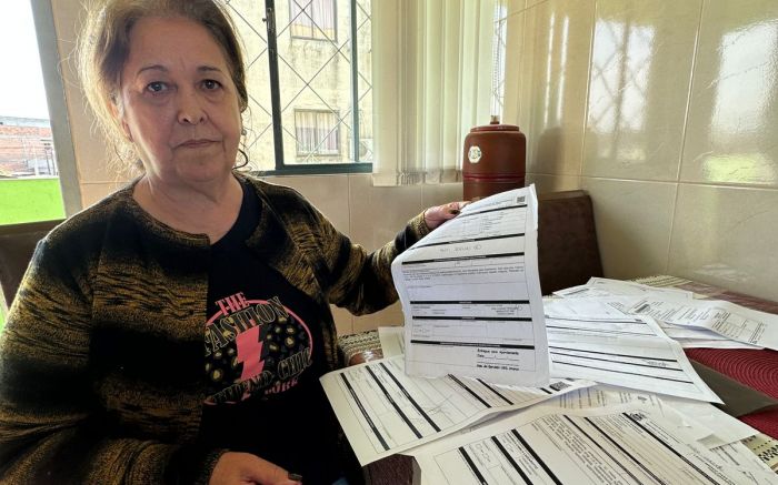 Legenda: Mulher de 71 anos tem Parkinson, trombose e espera há quatro anos por tratamento (Foto: Bruna Amorim)
