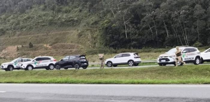 PM reagiu após suspeito apontar arma e perseguição terminou em morte (Foto: Divulgação/PMSC)