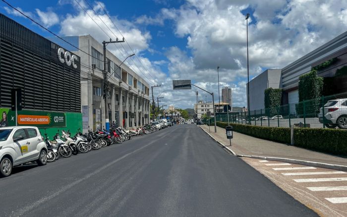 Legenda: Nova pavimentação na avenida Santa Catarina garante mais conforto e segurança para motoristas e pedestres (Foto: Secom/PMBC)