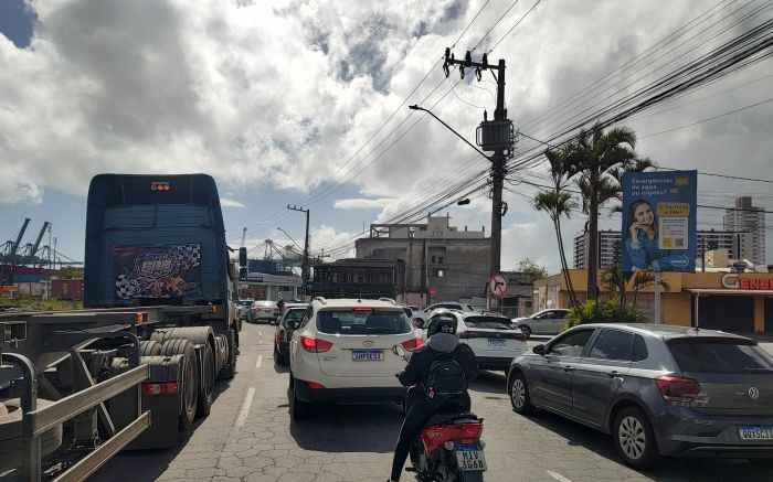Congestionamento na Caninana afeta vias do entorno e até os bairros ( Foto: Fran Marcon)