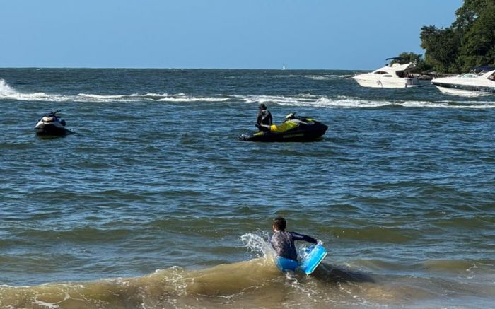 Empresa não tinha autorização para operar com a atividade na orla e condutores colocavam a vida de banhistas em risco (Foto: Divulgação/PMSC)