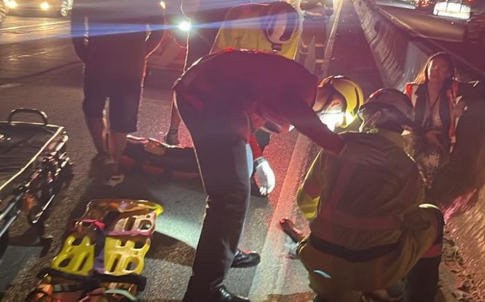 Legenda: Bombeiros voluntários de quatro cidades atenderam as duas ocorrências no mesmo trecho da rodovia(Foto: Leitor)