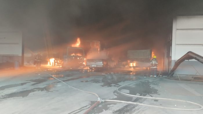 Bombeiros usaram cerca de 20 mil litros de água para combater o fogo (Foto: Divulgação/CBMSC)