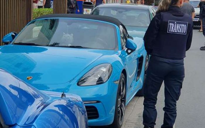 Donos dos carrões foram notificados e precisaram retirar os veículos do local (Foto: Divulgação/GMBC)