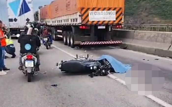 Motociclista morreu após ser atingida por caminhão na BR 101, perto das 18h (Foto: Reprodução)