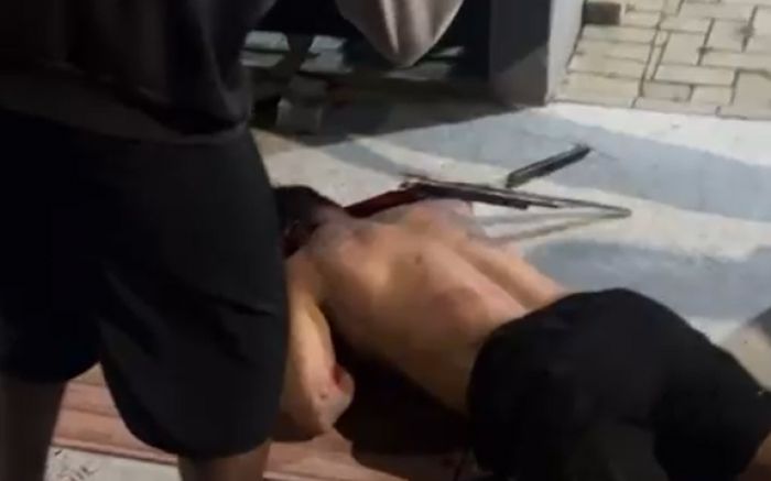 Moradores de Navegantes registraram parte das agressões contra homem acusado de abuso sexual (Foto: Reprodução)