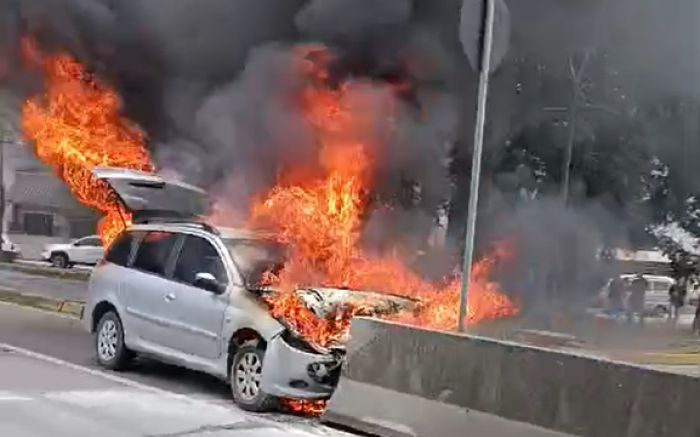 Populares registraram o fogo consumindo o veículo (Foto: Reprodução)