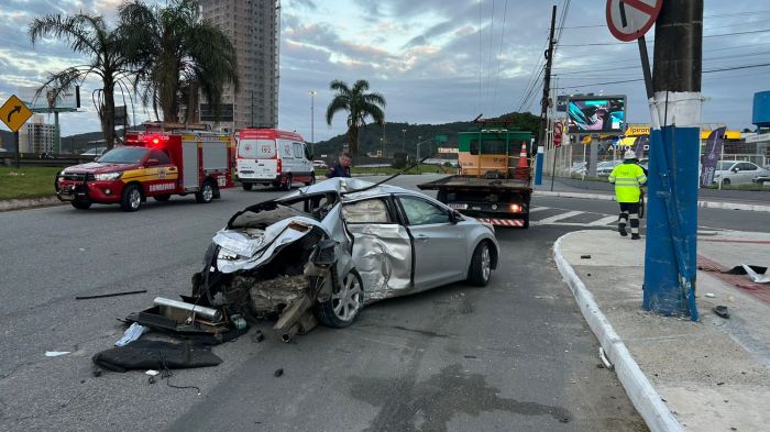 Acidente mobilizou equipes dos bombeiros, Arteris, Samu e PRF (Foto: Divulgação/CBMSC)