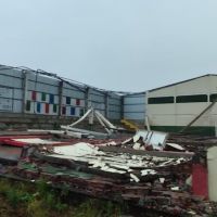 Ventos fortes derrubam árvores, destelham casas e deixam oeste em alerta