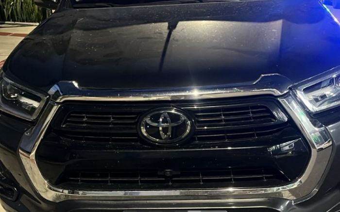 PM achou a Hilux com placa trocada e eletrônicos pra clonagem (Foto: Divulgação)