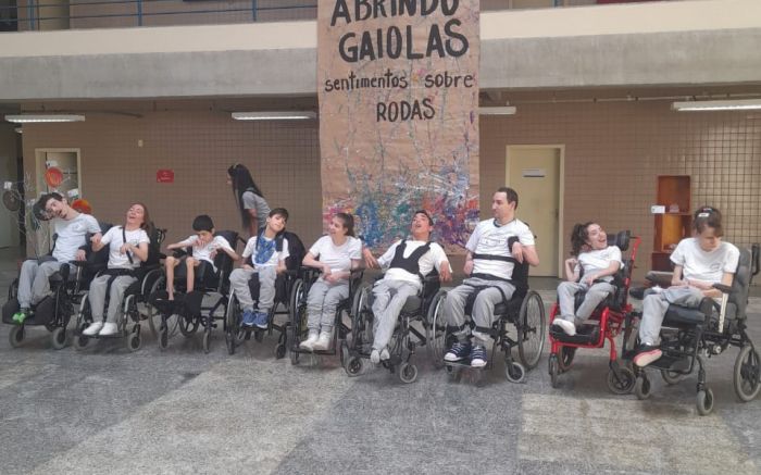 Exposição reúne obras em fotografia, pintura, argila e poesia produzidas pelos alunos da ONG (Foto: Divulgação)