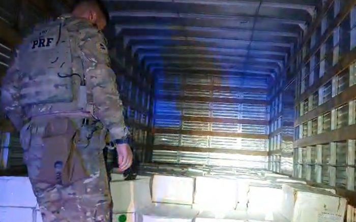 Três pessoas foram presas, além do guincho de um caminhão e um carro apreendidos (Foto: Divulgação/PRF)