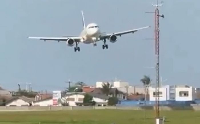 Pouso aconteceu no fim da tarde de quarta-feira, no aeroporto de Navegantes (Foto: Divulgação)