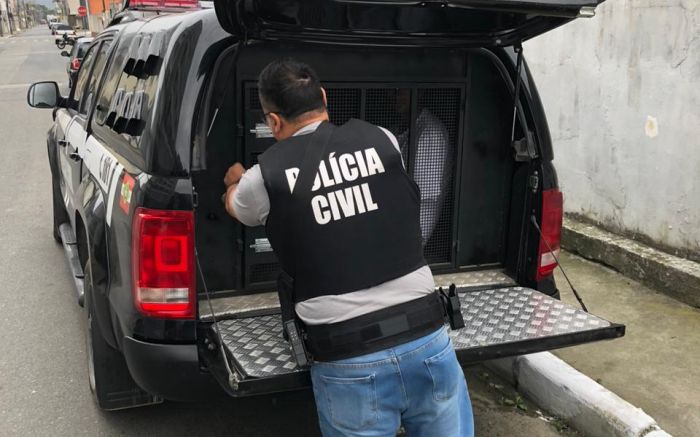 Materiais apreendidos pela DIC durante a operação Goteira, em Itajaí (Foto: Divulgação)