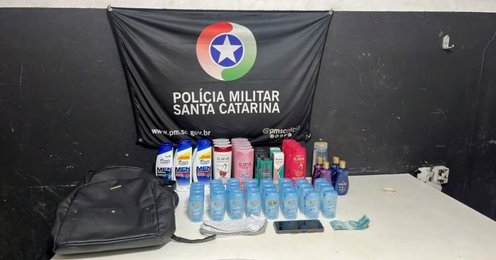 Legenda: Três lojas no centro de Itajaí foram vítimas das mulheres (Foto: Divulgação /Polícia Militar)