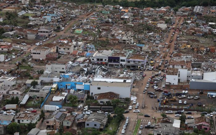 Governador decretou calamidade pública pra agilizar reconstrução da cidade (Foto: Jonathan Campos/AEN)