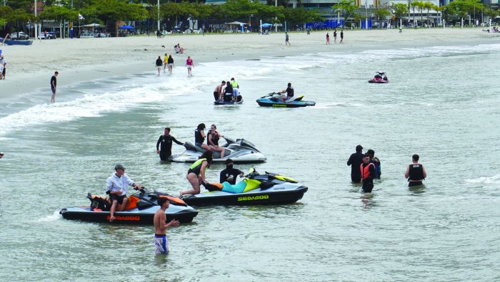 Jets fazem manobras perigosas no meio das lanchas na Barra Sul (Foto: Reprodução)