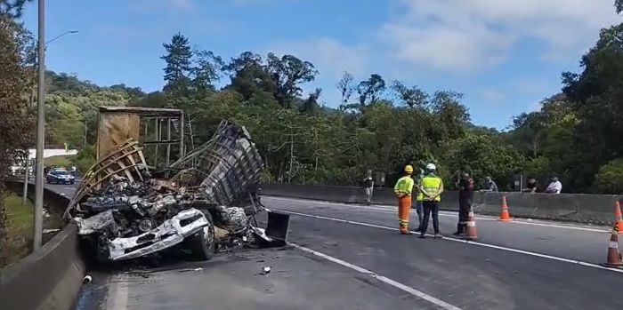 Acidente foi no km 667, na descida da serra (Foto: PRF/Divulgação)