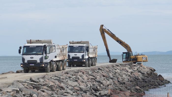 Construção faz preparação pro projeto de alargamento da orla (Foto: João Batista)