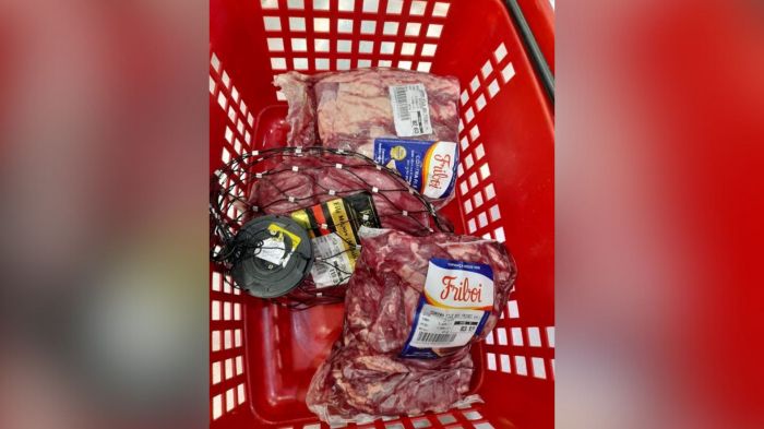 Peças foram recuperadas antes de deixar o supermercado (Foto: Divulgação/PMSC)