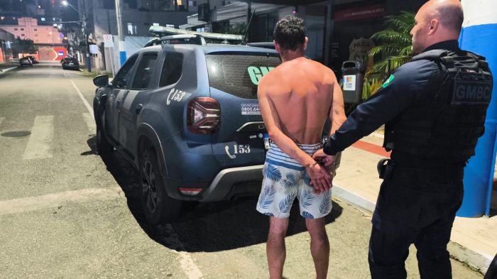 Agressor arrombou porta da casa e arremessou objetos contra a companheira (Foto: Divulgação/GMBC)