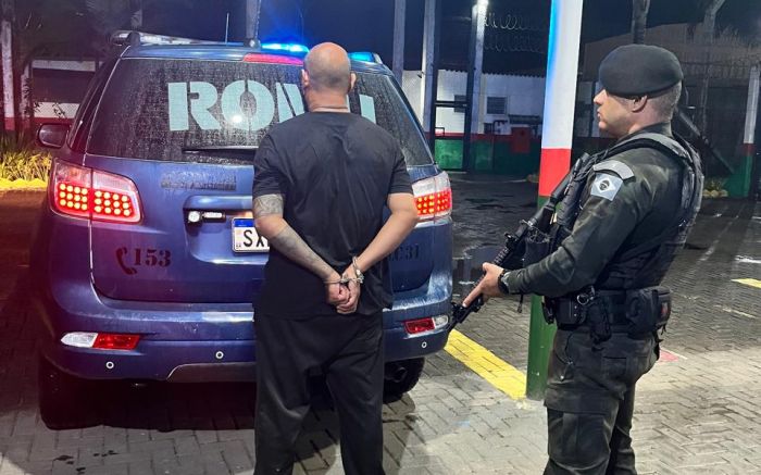 Cara estava sentado na calçada ao lado de uma lixeira quando foi abordado (Foto: Divulgação/GMBC)