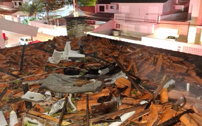 Cerca de mil litros de água foram usados no combate às chamas (Foto: CBMSC)