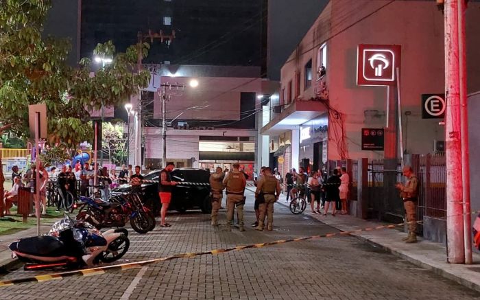 PM isolou a praça para o trabalho da perícia (Foto: Amanda Moser)
