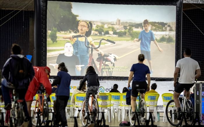 O cinema é movido pelas próprias pessoas que pedalam nas bicicletas (Foto: Divulgação BikeCine)